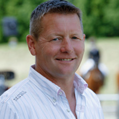 Eine Nahaufnahme von Peter, auf der er lächelt.