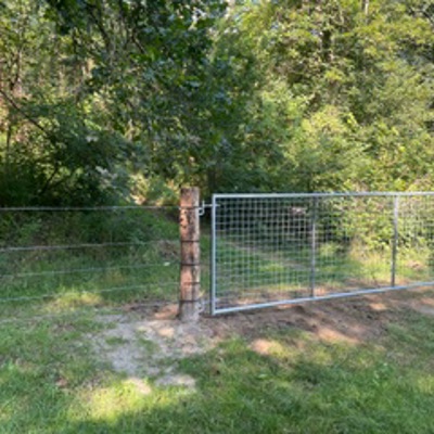 Peters privates Bild von der Montage eines Zauns.