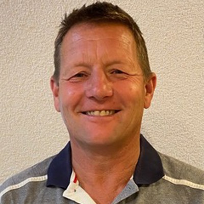 Eine Nahaufnahme von Peter, auf der er lächelt.