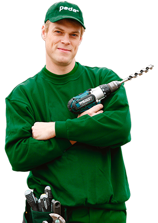 Ein Poda-Monteur in grüner Kleidung mit einem Schraubendreher in der Hand.