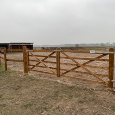 Peters privates Bild, auf dem er einen Nevada-Zaun errichtet hat.