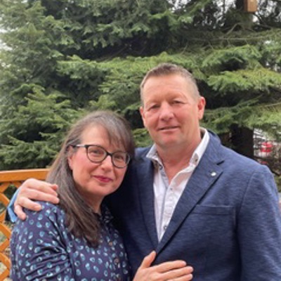 Eine Nahaufnahme von Peter und seiner Frau.